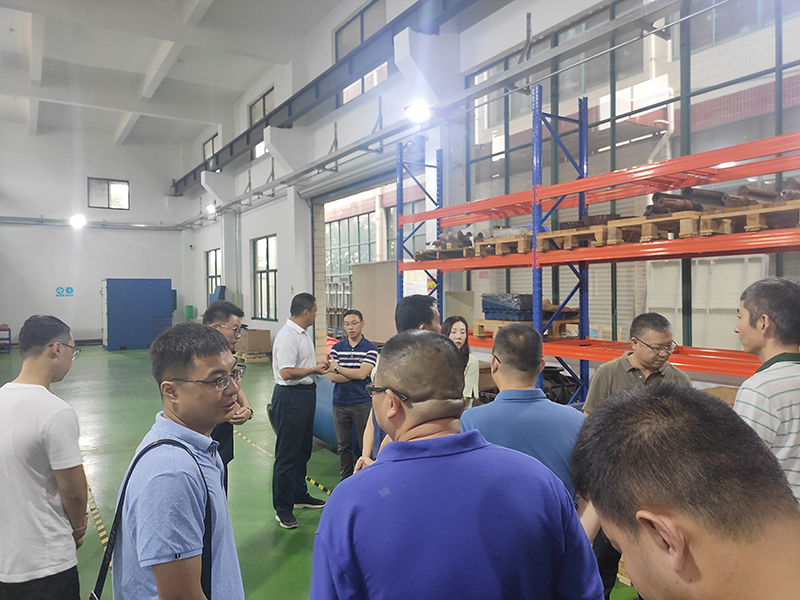 O 13º lote de prefeitos de ciência e tecnologia da província de Jiangsu veio à empresa para investigação